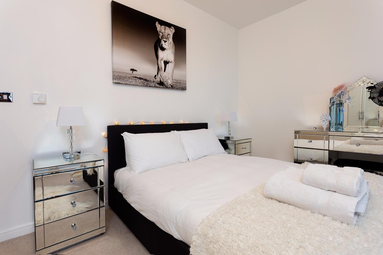 2 Bedroom Penthouse In Canada Water With Balcony Londra